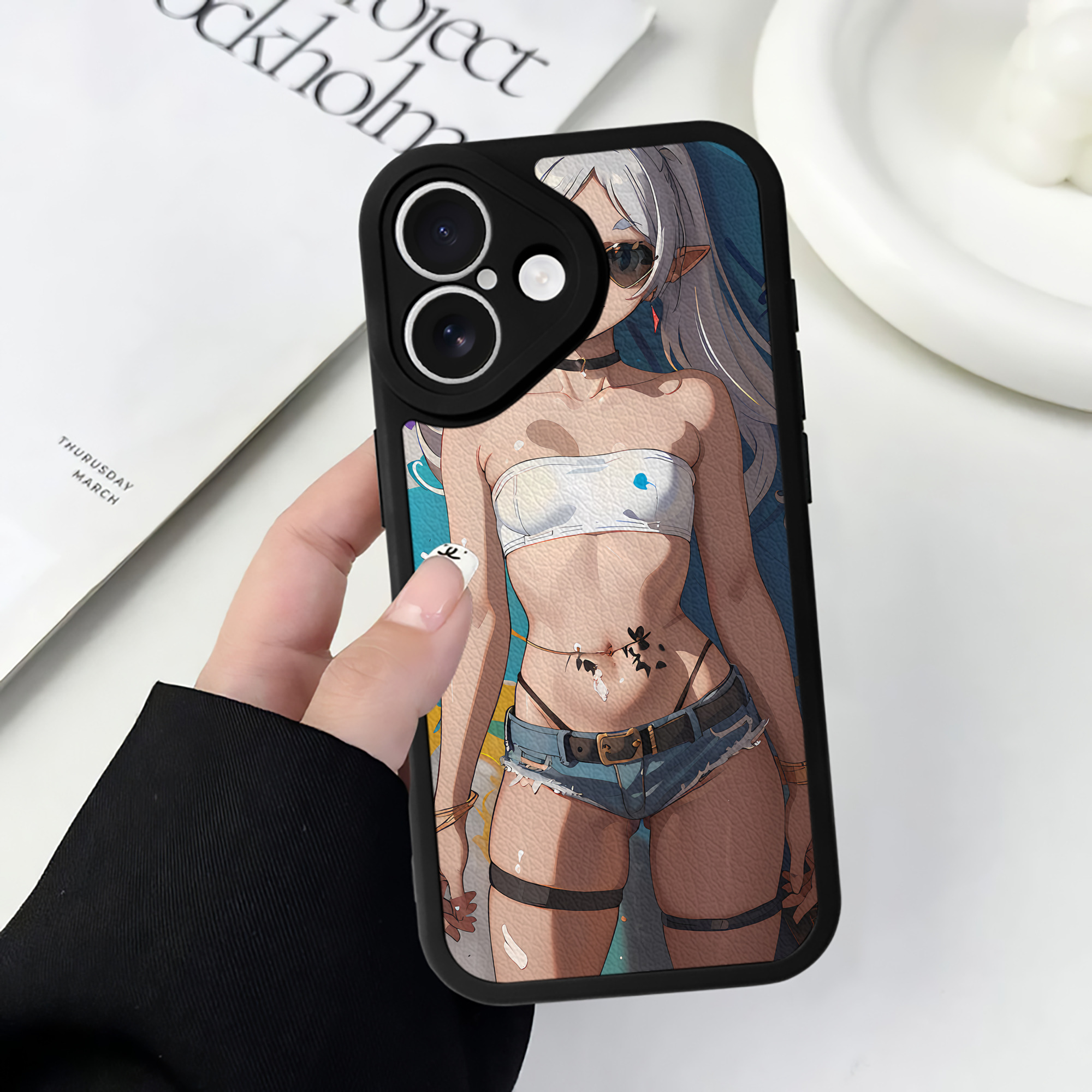 （画像用） 葬送のフリーレン Frieren 【iPhone 16シリーズ対応】シリコンスマホケース（レザー調） 材質：シリコン
